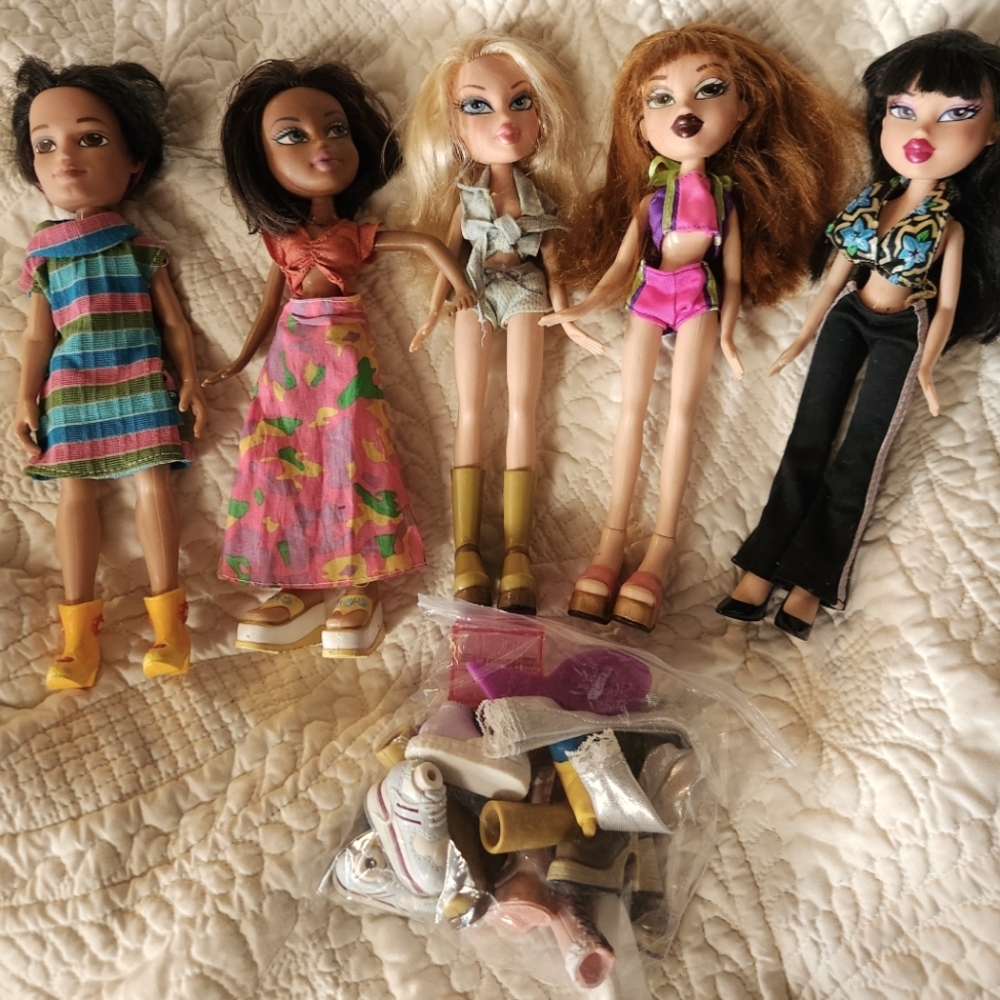 Vintage Bratz Dolls and accessories in Caboodles clear star case